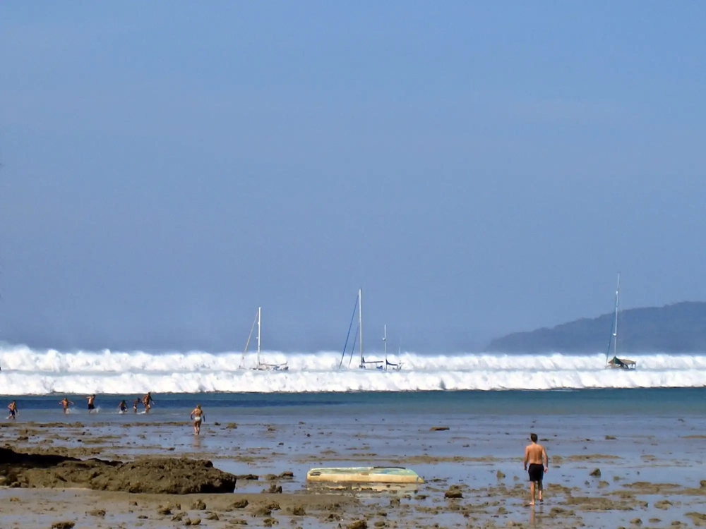 Sóng biển cực mạnh cuốn trôi mọi thứ ven biển