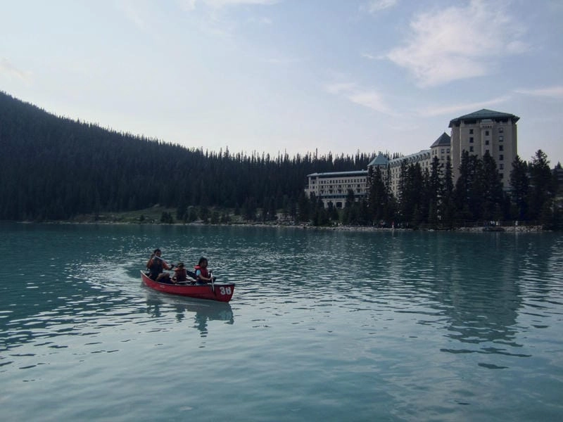 Phong cảnh hồ Louise như tranh vẽ sống động