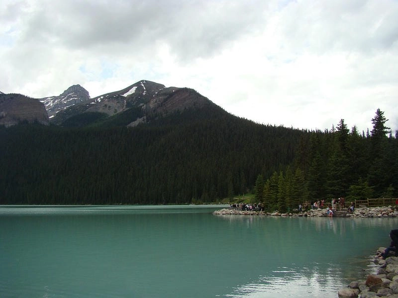 Thiên nhiên hồ Louise trong lành và tĩnh lặng