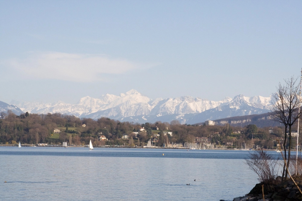 Hồ Geneva lãng mạn dưới ánh hoàng hôn