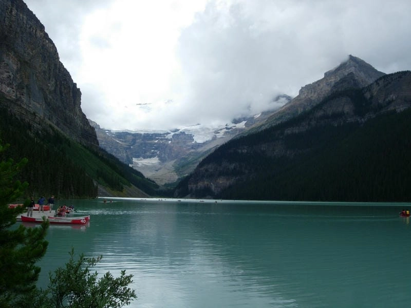 Hồ Louise được yêu thích bởi cảnh sắc tinh khôi