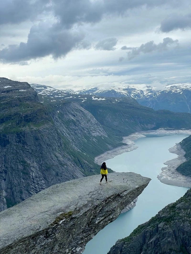 Na Uy núi Trolltunga tuyệt tác thiên nhiên