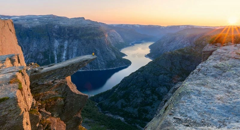 Vẻ đẹp núi Trolltunga khiến thế giới trầm trồ