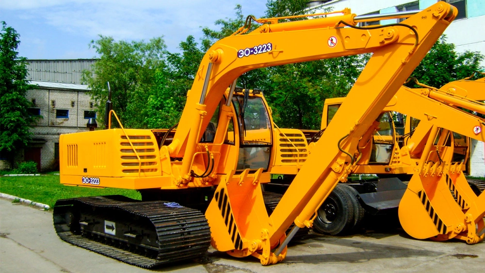 Xe xúc không nâng gầu trong thi công làm chậm tiến độ