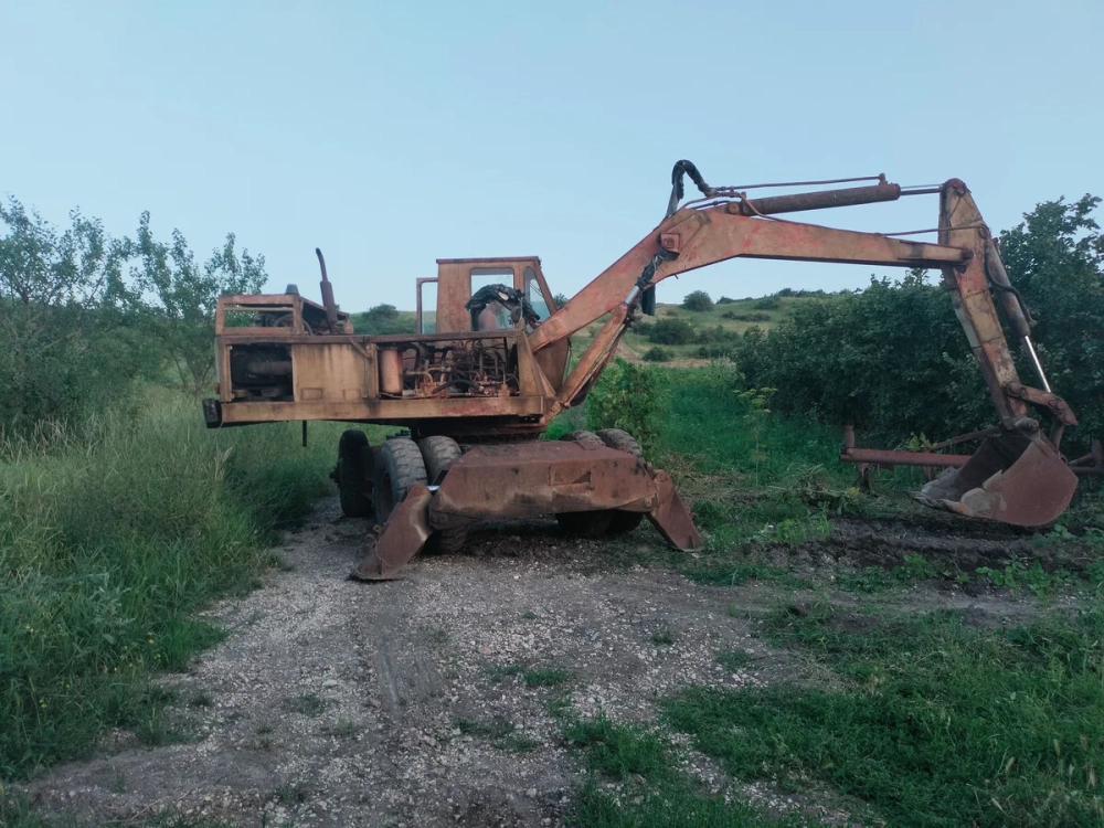 Xe xúc không nâng gầu khi vận hành gây mất an toàn